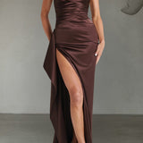 Elegante vestido largo con tirantes finos.