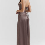 Elegante vestido de noche largo con tirantes finos y espalda escotada.