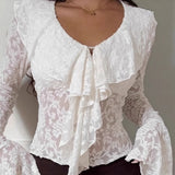 Elegante blusa de encaje blanco con mangas acampanadas