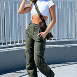 Pantalones cargo de moda con piernas rectas y múltiples bolsillos.
