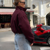 Chaqueta holgada y sencilla con cuello alto corto.