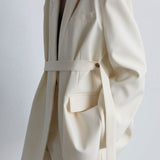 Blazer con hombreras y cinturón