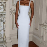 Elegante vestido de noche con tirantes de perlas.
