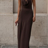 Vestido de noche largo marrón sin espalda y con tirantes