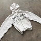 Sudadera con capucha elegante con un divertido estampado de letras y bloques de color.