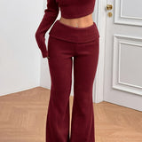 Conjunto sexy de dos piezas compuesto por un top ajustado con hombros descubiertos y pantalones.
