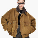 Chaqueta de trabajo con bolsillos, corte informal.