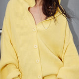 Sudadera con capucha y botones de color liso