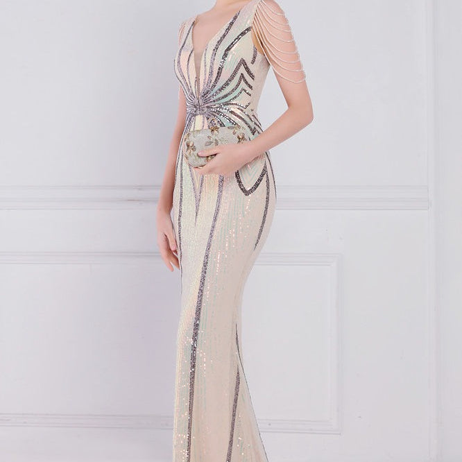 Vestido de noche sirena con lentejuelas y cuentas florales.