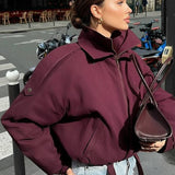 Chaqueta holgada y sencilla con cuello alto corto.