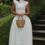 Elegante vestido liso sin mangas con cintura fruncida.