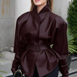 Gabardina de cuero con cuello alto