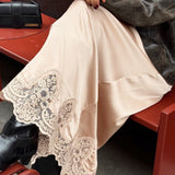 Elegante falda trapecio adornada con encaje.