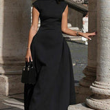 Elegante vestido liso sin mangas con cintura fruncida.