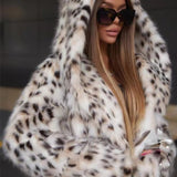 Abrigo largo con capucha de piel sintética con estampado de leopardo