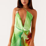 Minivestido sexy estampado con cuello vuelto y hombros descubiertos.