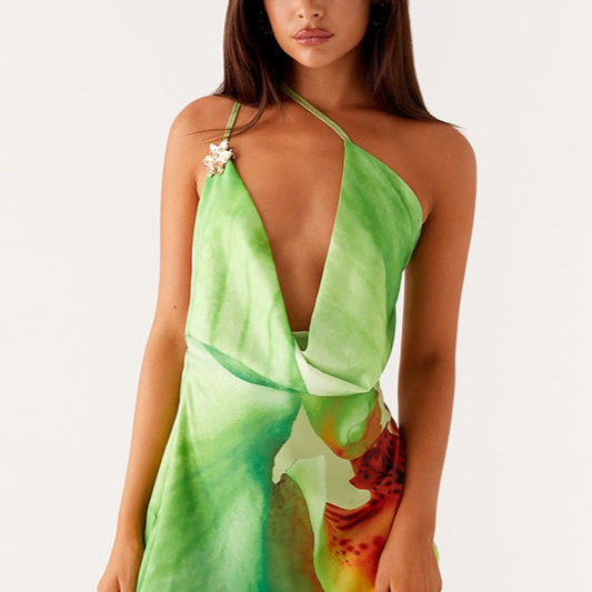 Minivestido sexy estampado con cuello vuelto y hombros descubiertos.