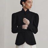 Elegante blazer de cuello alto y mangas abullonadas, inspirado en el diseño francés.