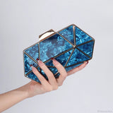 Bolso de hombro de acrílico y metal adornado con diamantes.