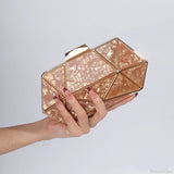 Bolso de hombro de acrílico y metal adornado con diamantes.