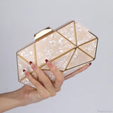 Bolso de hombro de acrílico y metal adornado con diamantes.