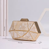 Bolso de hombro de acrílico y metal adornado con diamantes.