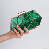 Bolso de hombro de acrílico y metal adornado con diamantes.