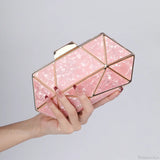 Bolso de hombro de acrílico y metal adornado con diamantes.