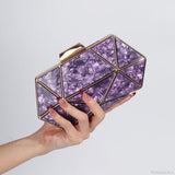Bolso de hombro de acrílico y metal adornado con diamantes.