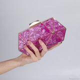 Bolso de hombro de acrílico y metal adornado con diamantes.