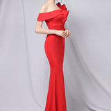 Vestido de noche largo estilo sirena con hombros descubiertos
