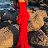 Elegante vestido largo con hombros descubiertos, mangas acampanadas de encaje y cola.