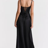 Elegante vestido de noche largo con tirantes finos y espalda escotada.