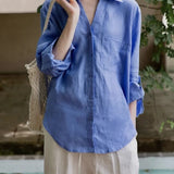 Blusa holgada de lino, estilo minimalista y casual.