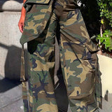 Pantalones cargo casuales de camuflaje con múltiples bolsillos.