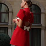 Vestido corto de mujer – Corte entallado – Mangas abullonadas – Espalda abierta con lazo y botones