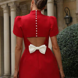 Vestido corto de mujer – Corte entallado – Mangas abullonadas – Espalda abierta con lazo y botones