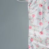 Vestido largo elegante con tirantes al descubierto y estampado floral.