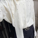 Blusa holgada con lunares y cintas, ideal para el día a día.