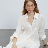 Blusa holgada de lino, estilo minimalista y casual.