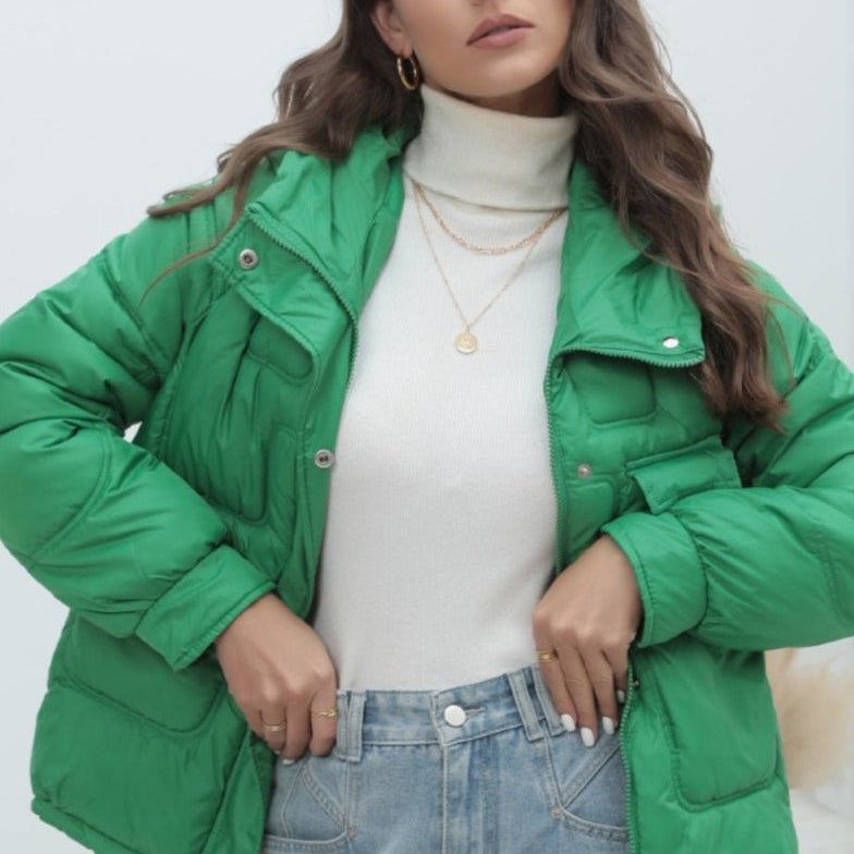 Chaqueta acolchada de colores brillantes con cuello alto.