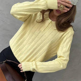 Blusa holgada con cuello polo jacquard y mangas largas.