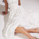 Elegante vestido largo con delicadas flores y camisolas de cuento de hadas.