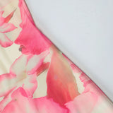 Vestido largo con estampado floral, espalda abierta y paneles de encaje, diseño con hombros descubiertos.