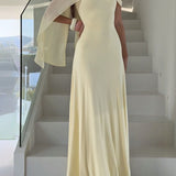 Elegante vestido largo con tirantes tipo chal y cinturón liso.