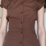 Una blusa con mangas abullonadas y cuello alto, dulce y picante a la vez.