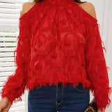 Elegante blusa de hombros descubiertos adornada con plumas para mujer