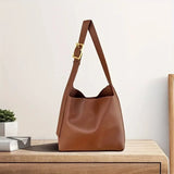 Bolso de hombro minimalista de piel sintética, fácil de combinar.