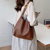 Bolso de hombro minimalista de piel sintética, fácil de combinar.
