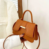 Bolso bandolera cuadrado vintage pequeño de piel sintética con estampado de cocodrilo.